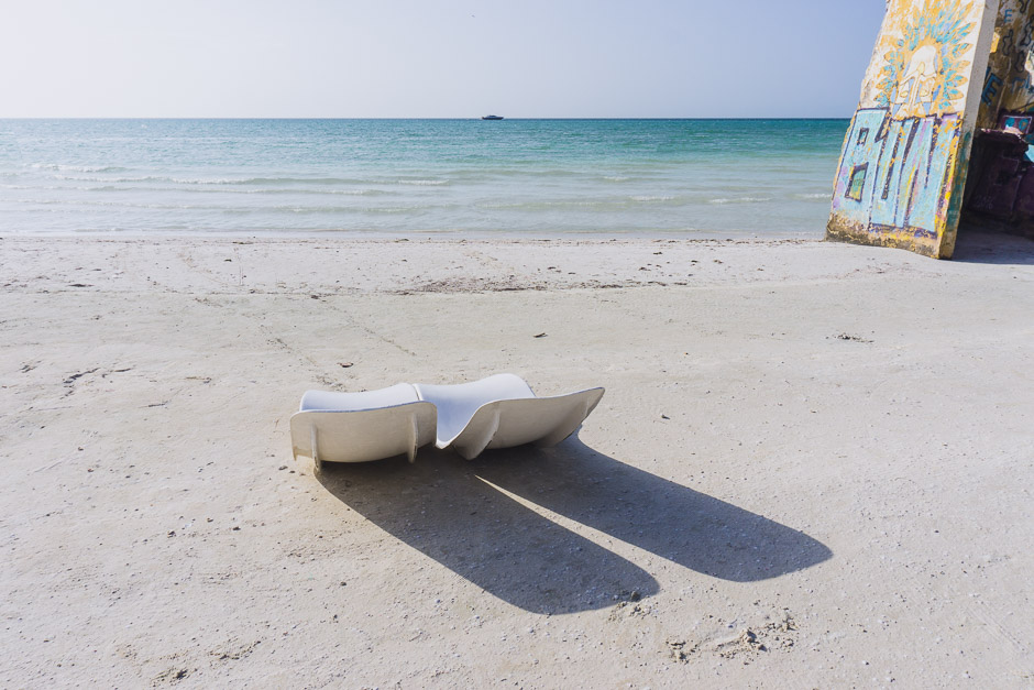 Sitzschalen am Strand von Holbox