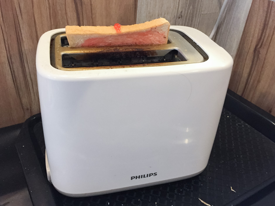 Geschmiertes Toastbrot in Toaster