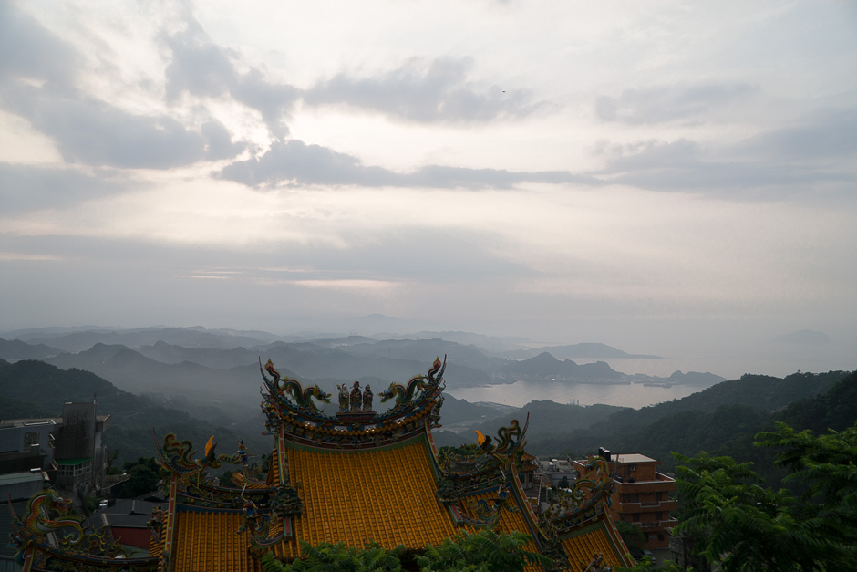 Blick über Jiufen mit Tempel