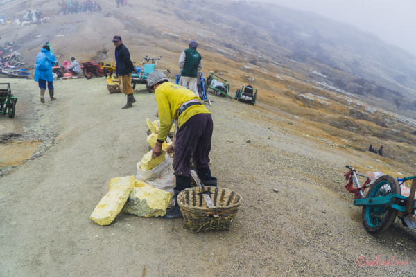 Der Mount Ijen  in Bildern ein Vulkan wie eine Mondlandschaft