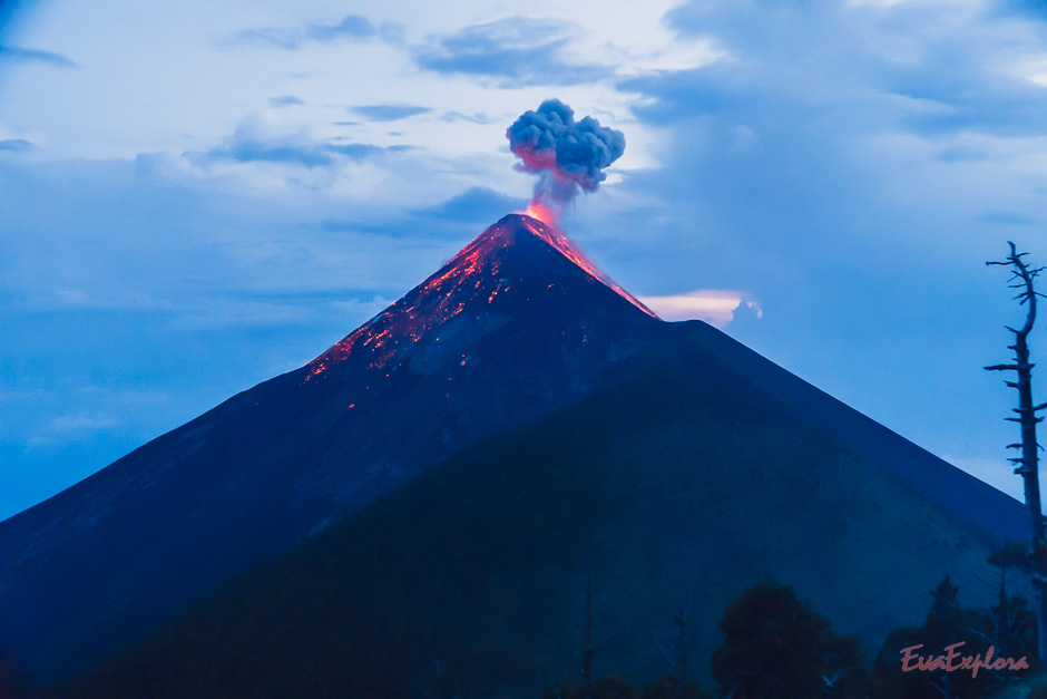 Vulkan mit Feuer