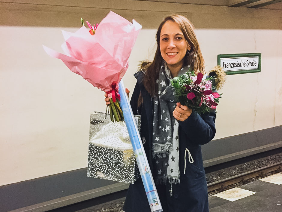Steffi am Bahngleis mit Blumenstrauß