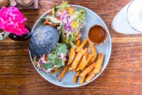 yummy food auf Bali Vegetarischer Burger Canggu