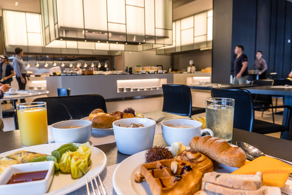 Frühstückstisch mit Blick auf das Buffet