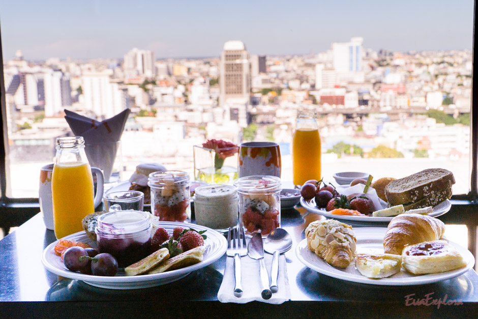 Frühstück mit Blick aus dem 22ten Stockwerk des Siam@Siam Hotels