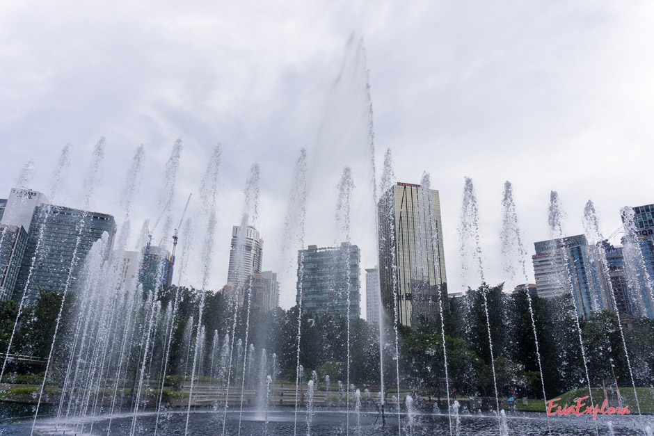 Die Skyline von Kuala Lumpur mit Brunnen davor