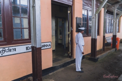 Schaffner am Bahnhof Zug fahren SriLanka