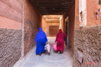 Marokkanerinnen beim Einkauf Medina in Marrekesch