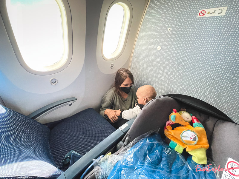 erste Reihe Flugzeug mit Baby