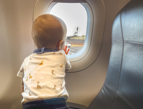 Fliegen mit Baby: alle Regeln & Tipps für den ersten Flug