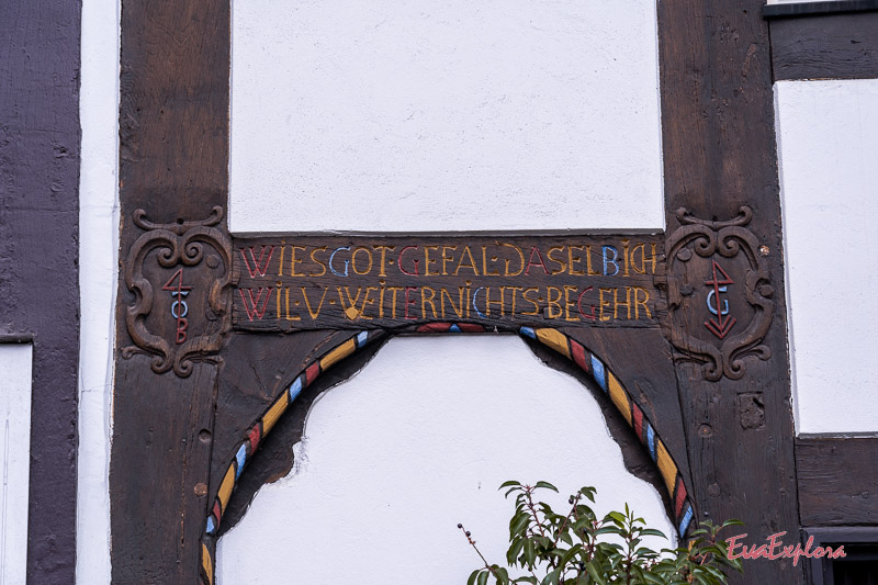 Inschrift am Kirchplatz