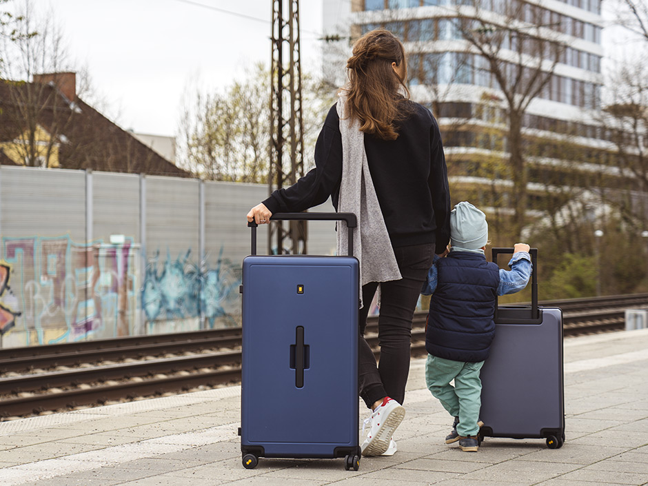 reisen mit Kleindkind und Koffer